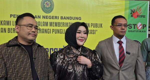 Heni Sagara Ikhlas Terdakwa Kasus Buzzer Divonis 2 Tahun Penjara, Desak Polisi Usut Tuntas Dalangnya Heni Sagara Ikhlas Terdakwa Kasus Buzzer Divonis 2 Tahun Penjara, Desak Polisi Usut Tuntas Dalangnya