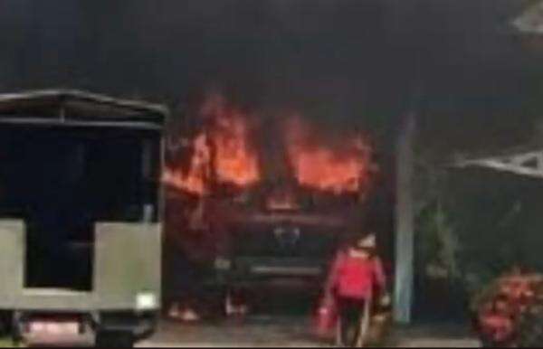 Mobil Damkar Pemkab Bangka Barat Terbakar di Garasi, Bupati Curiga Sabotase Mobil Damkar Pemkab Bangka Barat Terbakar di Garasi, Bupati Curiga Sabotase