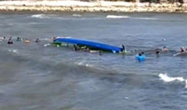 Diterjang Ombak Besar, 2 Perahu Nelayan Tenggelam di Pantai Pancer Puger Jember Diterjang Ombak Besar, 2 Perahu Nelayan Tenggelam di Pantai Pancer Puger Jember