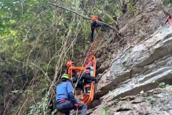 Dramatis! Mahasiswa KKN Unhas Terjebak di Gua Kalibbong Alloa Dievakuasi Lewat Tebing 25 Meter Dramatis! Mahasiswa KKN Unhas Terjebak di Gua Kalibbong Alloa Dievakuasi Lewat Tebing 25 Meter