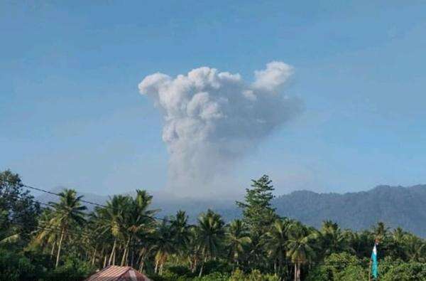 Gunung Dukono Erupsi, Luncurkan Abu Vulkanik Setinggi 2.300 Meter Gunung Dukono Erupsi, Luncurkan Abu Vulkanik Setinggi 2.300 Meter