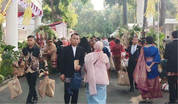 Warga Mulai Padati Istana Negara jelang Upacara Penurunan Bendera HUT ke-81 RI Warga Mulai Padati Istana Negara jelang Upacara Penurunan Bendera HUT ke-81 RI