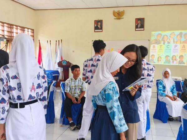 Kenapa Remaja Lebih Nyaman Curhat ke Teman daripada Orang Tua? Ini Penjelasannya Kenapa Remaja Lebih Nyaman Curhat ke Teman daripada Orang Tua? Ini Penjelasannya