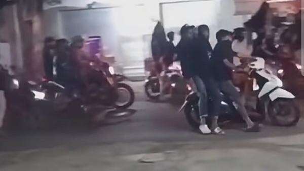 Geber Motor Sambil Bawa Bambu dan Batu, Konvoi Remaja di Jember Meresahkan Warga Geber Motor Sambil Bawa Bambu dan Batu, Konvoi Remaja di Jember Meresahkan Warga