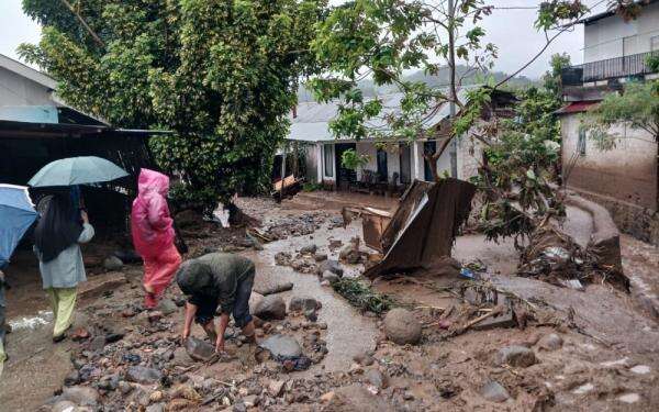 BNPB Prioritaskan Pencarian Korban Hilang Banjir Bandang di Solok BNPB Prioritaskan Pencarian Korban Hilang Banjir Bandang di Solok