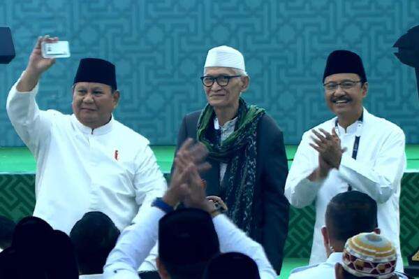 Momen Prabowo Terima Kartu Anggota NU dari Rais Aam PBNU KH Miftachul Akhyar Momen Prabowo Terima Kartu Anggota NU dari Rais Aam PBNU KH Miftachul Akhyar