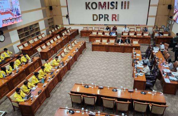 Mahasiswa UI Bilang Mau Jadi Presiden saat Rapat DPR, Sahroni: Jangan Sampai Ijazahnya Palsu Mahasiswa UI Bilang Mau Jadi Presiden saat Rapat DPR, Sahroni: Jangan Sampai Ijazahnya Palsu
