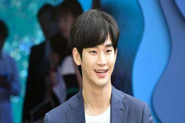 Kim Soo Hyun Kembali Tampil di Korea Selatan setelah Vakum Gegara Tuduhan Pelecehan Kim Soo Hyun Kembali Tampil di Korea Selatan setelah Vakum Gegara Tuduhan Pelecehan