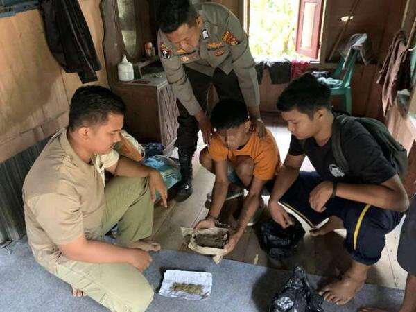 Sempat Duel Dengan Kapolsek, Pengedar Narkoba di Inhu Berhasil Diamankan Sempat Duel Dengan Kapolsek, Pengedar Narkoba di Inhu Berhasil Diamankan
