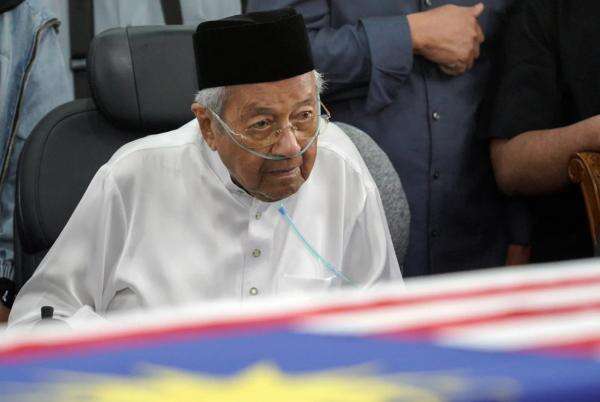 Mantan PM Malaysia Dirawat di RS Setelah Sang Istri Meninggal Dunia Mantan PM Malaysia Dirawat di RS Setelah Sang Istri Meninggal Dunia