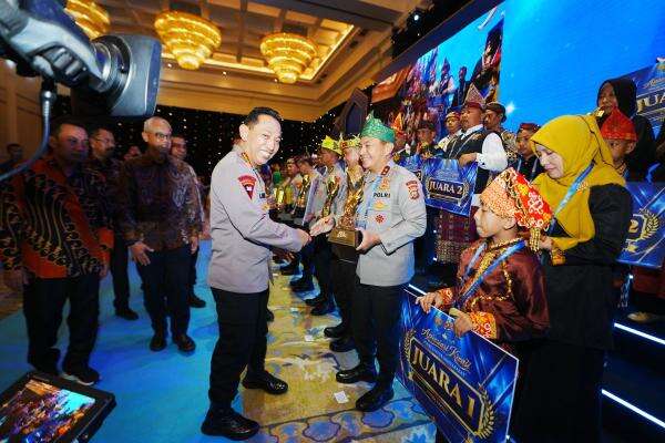 Kapolri Serahkan Penghargaan Juara Umum Ketahanan Pangan kepada Polda Riau Kapolri Serahkan Penghargaan Juara Umum Ketahanan Pangan kepada Polda Riau