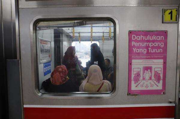 KRL Bogor-Jakarta Kota Dilempar Botol hingga Kaca Pecah, KAI Buru Pelaku KRL Bogor-Jakarta Kota Dilempar Botol hingga Kaca Pecah, KAI Buru Pelaku