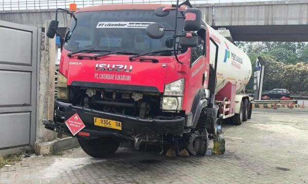 Diduga Sopir Microsleep, Truk Tangki LPG Tabrak Pembatas Jalan di Tol Cawang Diduga Sopir Microsleep, Truk Tangki LPG Tabrak Pembatas Jalan di Tol Cawang
