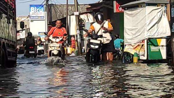 Surabaya Banjir Usai Diguyur Hujan Lebat, Banyak Pekerja Terlambat akibat Kendaraan Mogok Surabaya Banjir Usai Diguyur Hujan Lebat, Banyak Pekerja Terlambat akibat Kendaraan Mogok