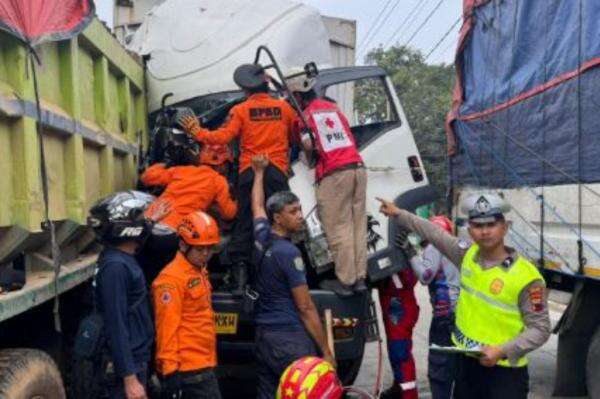 Kecelakaan Maut 2 Truk di Jalur Pantura Kendal, Sopir Tewas Terjepit Kecelakaan Maut 2 Truk di Jalur Pantura Kendal, Sopir Tewas Terjepit