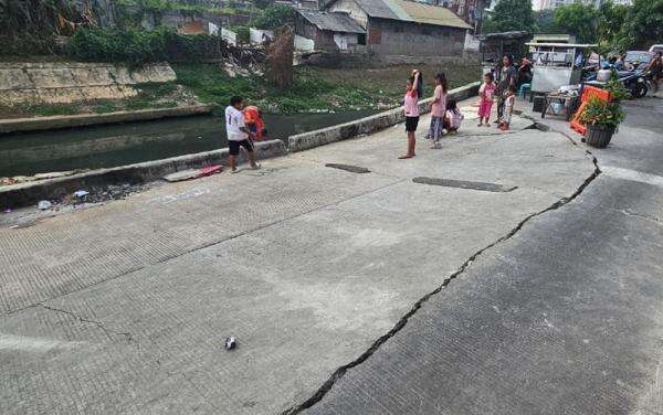 5 Bulan Belum Diperbaiki, Jalan Ambles di Pulogadung Makin Parah 5 Bulan Belum Diperbaiki, Jalan Ambles di Pulogadung Makin Parah