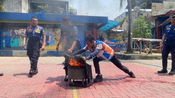 Perkuat Budaya K3, Pelindo Sinergi Lokaseva Latih Pekerja Tangani Kebakaran Perkuat Budaya K3, Pelindo Sinergi Lokaseva Latih Pekerja Tangani Kebakaran
