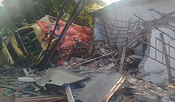 Braak! Truk Angkut 6 Ton Kayu Tabrak Rumah dan Warung di Mojokerto, 3 Luka-Luka Braak! Truk Angkut 6 Ton Kayu Tabrak Rumah dan Warung di Mojokerto, 3 Luka-Luka