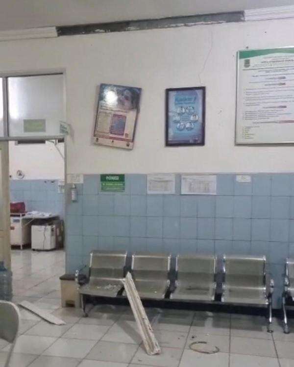 Karawang Diguncang Gempa Bekasi M 4,9, Warga Berhamburan Keluar, Rumah Rusak Hingga Roboh Karawang Diguncang Gempa Bekasi M 4,9, Warga Berhamburan Keluar, Rumah Rusak Hingga Roboh