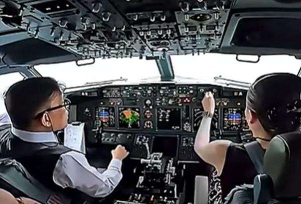 Momen Raja dan Ratu Thailand Jadi Pilot-Kopilot, Terbangkan Pesawat ke Vietnam Momen Raja dan Ratu Thailand Jadi Pilot-Kopilot, Terbangkan Pesawat ke Vietnam
