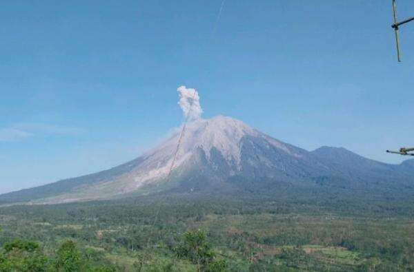 Gunung Semeru 5 Kali Erupsi sejak Dini Hari, Status Masih Siaga Gunung Semeru 5 Kali Erupsi sejak Dini Hari, Status Masih Siaga