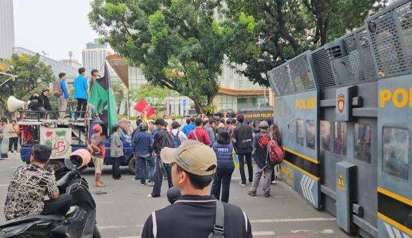 Mahasiswa Demo di Kawasan Patung Kuda Jakpus, Lalu Lintas Tersendat Mahasiswa Demo di Kawasan Patung Kuda Jakpus, Lalu Lintas Tersendat