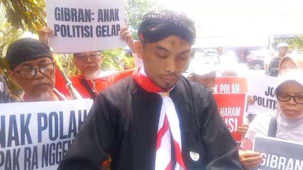 Rumah Jokowi di Solo Digeruduk Massa Pejuang Merah Putih, Desak Gibran Mundur Rumah Jokowi di Solo Digeruduk Massa Pejuang Merah Putih, Desak Gibran Mundur