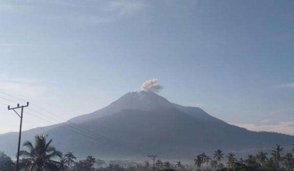 Gunung Lewotobi Laki-laki Erupsi 3 Kali sejak Dini Hari, Kolom Abu Capai 600 Meter Gunung Lewotobi Laki-laki Erupsi 3 Kali sejak Dini Hari, Kolom Abu Capai 600 Meter