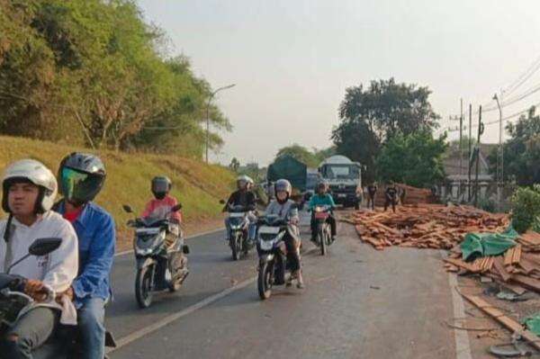 Kecelakaan di Jombang, 2 Pemotor Luka-Luka Tertimpa Muatan Kayu Terlepas dari Truk Kecelakaan di Jombang, 2 Pemotor Luka-Luka Tertimpa Muatan Kayu Terlepas dari Truk