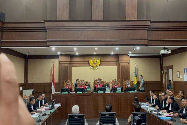 Jaksa Bongkar Jejak Hubungan Kedekatan Febrie dengan 3 Orang Kepercayaannya Jaksa Bongkar Jejak Hubungan Kedekatan Febrie dengan 3 Orang Kepercayaannya