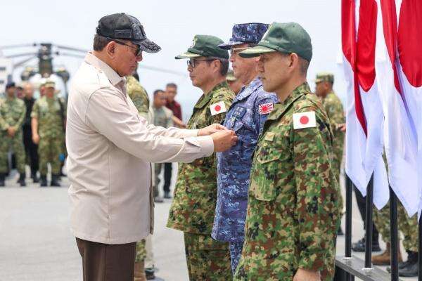 Menhan Sjafrie Anugerahkan Satyalancana Dharma Samudera kepada Personel JMSDF yang Terlibat Tangani Karhutla Menhan Sjafrie Anugerahkan Satyalancana Dharma Samudera kepada Personel JMSDF yang Terlibat Tangani Karhutla