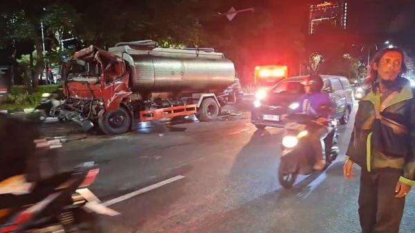 Kecelakaan di Jalan Ahmad Yani Surabaya, 2 Truk Tabrakan hingga Ringsek Kecelakaan di Jalan Ahmad Yani Surabaya, 2 Truk Tabrakan hingga Ringsek