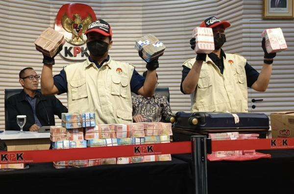KPK Sita Uang Rp2,7 Miliar dari 5 Lokasi OTT Bupati Pemalang, Ini Penampakannya KPK Sita Uang Rp2,7 Miliar dari 5 Lokasi OTT Bupati Pemalang, Ini Penampakannya