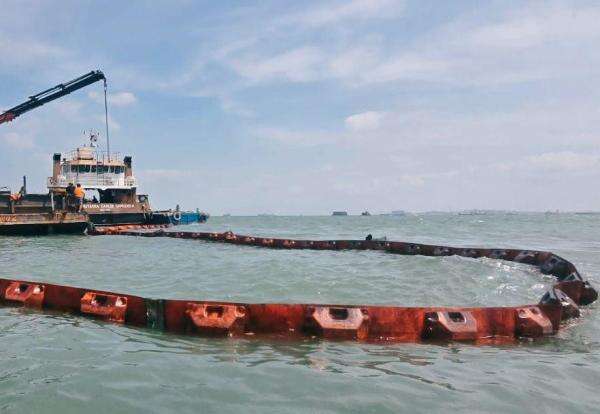 Cegah Pencemaran Laut, Pertamina Kerahkan 11 Oil Boom di Lokasi KMP Batumandi Cegah Pencemaran Laut, Pertamina Kerahkan 11 Oil Boom di Lokasi KMP Batumandi