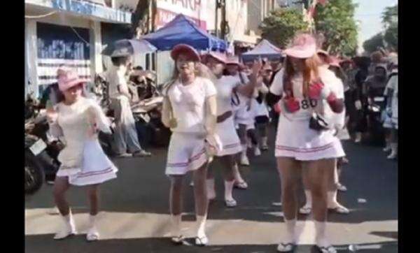 Viral Pria Pakai Rok Mini Joget Seronok saat Gerak Jalan Agustusan di Bangkalan Viral Pria Pakai Rok Mini Joget Seronok saat Gerak Jalan Agustusan di Bangkalan