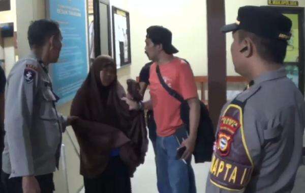 Wanita Bercadar Dihakimi Warga Diduga Hendak Culik Bocah di Gowa Wanita Bercadar Dihakimi Warga Diduga Hendak Culik Bocah di Gowa