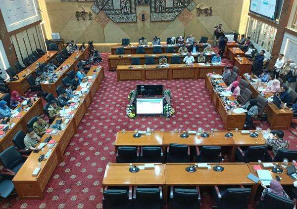 Nanik S Deyang Tak Hadiri Rapat Laporan Keuangan BGN di DPR Nanik S Deyang Tak Hadiri Rapat Laporan Keuangan BGN di DPR