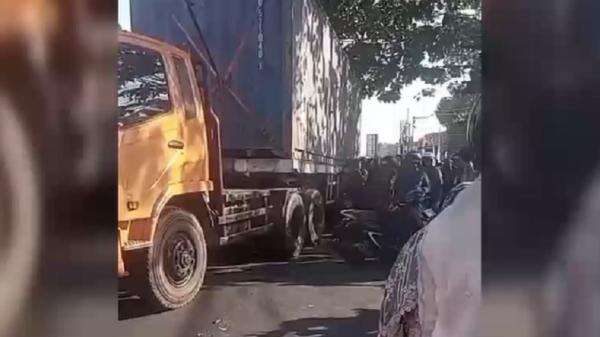 Ibu dan Anak Berboncengan Motor Kecelakaan di Gowa, 1 Orang Tewas Terlindas Truk Ibu dan Anak Berboncengan Motor Kecelakaan di Gowa, 1 Orang Tewas Terlindas Truk
