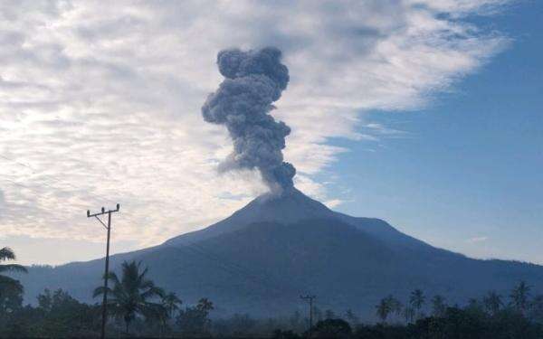 Gunung Lewotobi Laki-laki Erupsi Pagi Ini, Luncurkan Abu Vulkanik 1.600 Meter Gunung Lewotobi Laki-laki Erupsi Pagi Ini, Luncurkan Abu Vulkanik 1.600 Meter