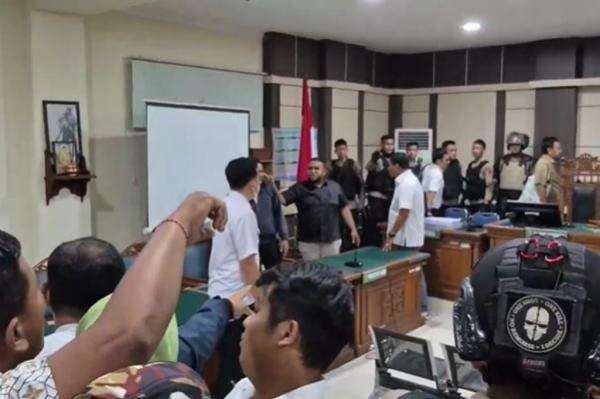 Sidang Tuntutan Bupati Pati Nonaktif Sudewo Ricuh, Massa Pendukung Kejar Tim JPU KPK Sidang Tuntutan Bupati Pati Nonaktif Sudewo Ricuh, Massa Pendukung Kejar Tim JPU KPK