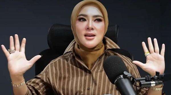 Potret Outfit Syahrini yang Tembus Rp40,9 Miliar, Tampil dengan Aksesori Mewah Potret Outfit Syahrini yang Tembus Rp40,9 Miliar, Tampil dengan Aksesori Mewah