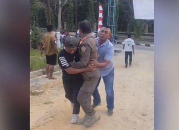 Viral Kasatpol PP Sultra Baku Hantam dengan Anggota, Dipicu Lomba HUT RI Viral Kasatpol PP Sultra Baku Hantam dengan Anggota, Dipicu Lomba HUT RI