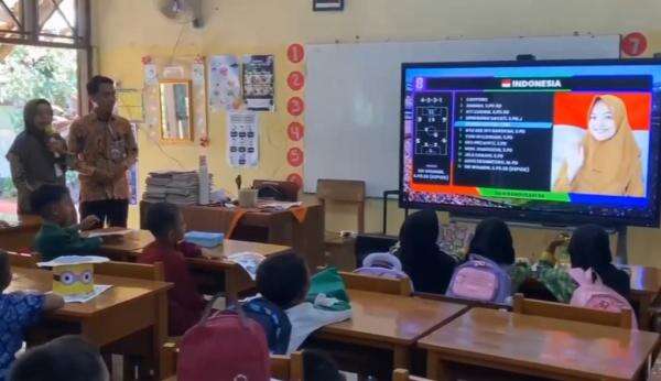 Viral! SD di Tegal Kenalkan Guru ke Siswa Baru ala Line-Up Timnas di Piala Dunia Viral! SD di Tegal Kenalkan Guru ke Siswa Baru ala Line-Up Timnas di Piala Dunia