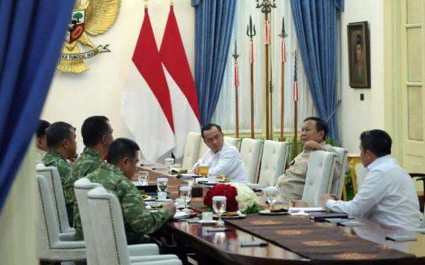 Wakil Panglima dan Empat Kepala Staf TNI Menghadap Prabowo di Istana Wakil Panglima dan Empat Kepala Staf TNI Menghadap Prabowo di Istana