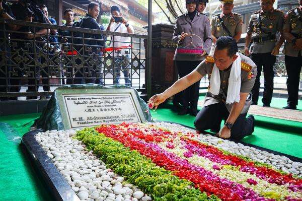Kapolri Ziarah ke Makam Gus Dur di Jombang Jelang Hari Bhayangkara ke-80 Kapolri Ziarah ke Makam Gus Dur di Jombang Jelang Hari Bhayangkara ke-80