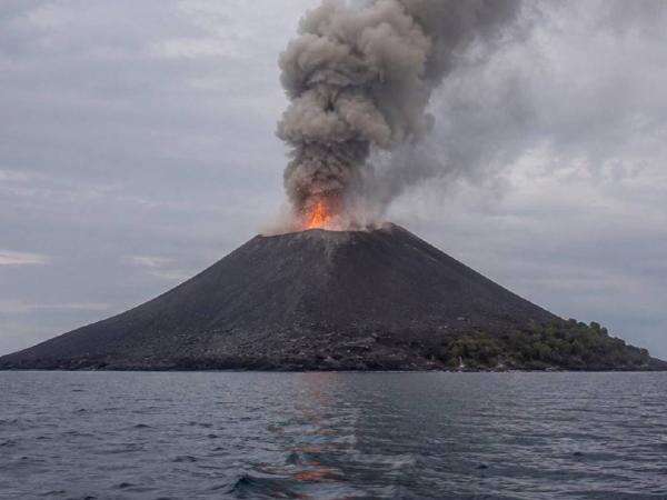 Abu Vulkanik Gunung Anak Krakatau Menyebar ke Jabar, BPBD Imbau Warga Pakai Masker Abu Vulkanik Gunung Anak Krakatau Menyebar ke Jabar, BPBD Imbau Warga Pakai Masker