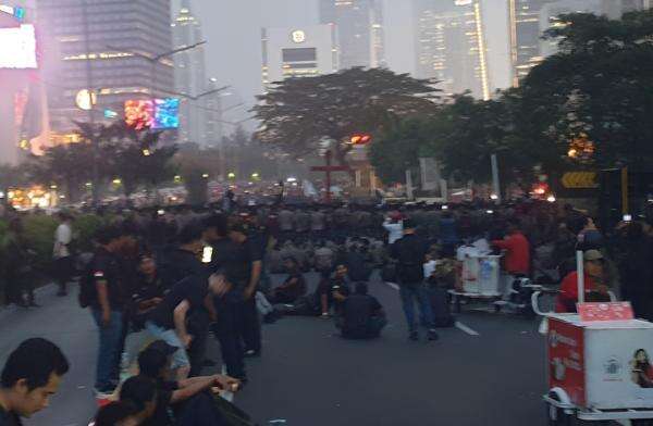 Diguyur Gerimis, Massa Demo Bertahan di Depan Gedung UOB Diguyur Gerimis, Massa Demo Bertahan di Depan Gedung UOB
