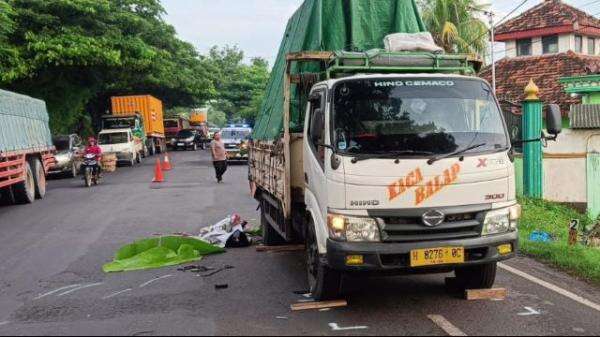 Dua Pemuda di Tuban Tewas Setelah Tabrak Truk Parkir di Jalur Pantura Dua Pemuda di Tuban Tewas Setelah Tabrak Truk Parkir di Jalur Pantura