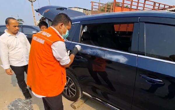 Perampok Modus Kempes Ban Gasak Tas Berisi Uang Rp1,3 Miliar di Karawang Perampok Modus Kempes Ban Gasak Tas Berisi Uang Rp1,3 Miliar di Karawang