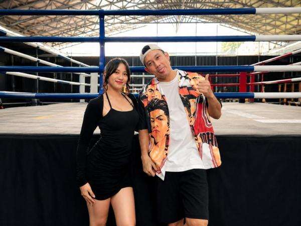 Content Creator Laras Kinanda Dirujak Netizen usai Pose Seksi Bareng Denny Sumargo Content Creator Laras Kinanda Dirujak Netizen usai Pose Seksi Bareng Denny Sumargo